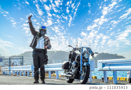 「神奈川県」三崎漁港で写真を撮るライダーとバイク　三浦半島 111835913