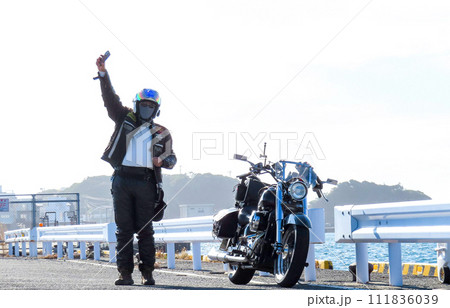 「神奈川県」三崎漁港で写真を撮るライダーとバイク　三浦半島 111836039