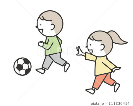 楽しそうにサッカーをする子供たち 111836414