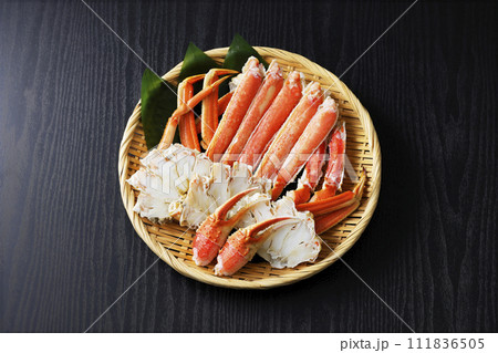 ザルに盛りつけたズワイガニ 111836505