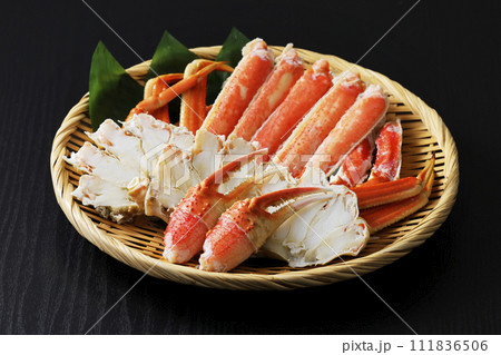 ザルに盛りつけたズワイガニ 111836506