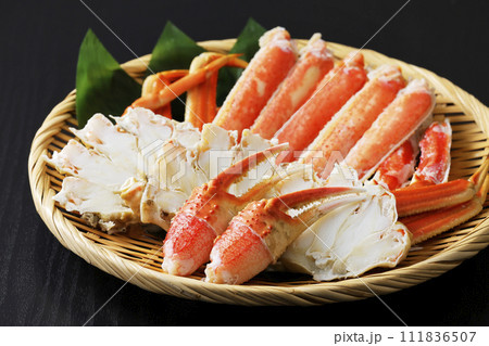 ザルに盛りつけたズワイガニ 111836507