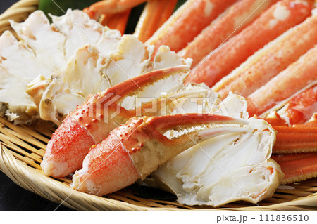 ザルに盛りつけたズワイガニ 111836510