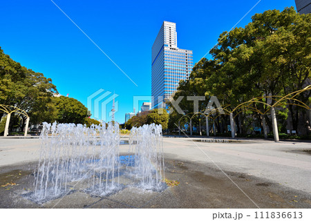 《愛知県》名古屋都市風景　久屋大通公園から見る中日ビルと名古屋テレビ塔 111836613