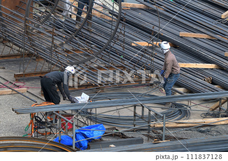新築マンション　杭基礎工事の鉄筋カゴを作成する鉄筋工の作業風景 111837128