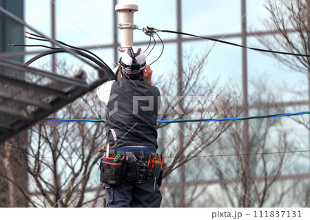 電気工事　仮設電気の出迎え幹線　電気工事士の作業風景 111837131