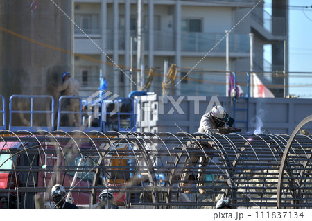 新築マンション　杭基礎工事の鉄筋カゴを組立する鉄筋工の作業風景 111837134