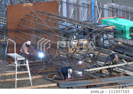 新築マンション　杭基礎工事の鉄筋カゴを組立する鉄筋工の作業風景 111837165