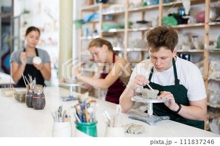 Teenage girl and teenage boy sculpt ceramic product 111837246