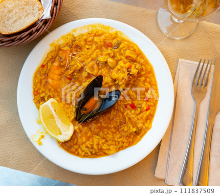 Traditional Spanish paella with seafood and chicken. 111837509