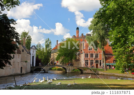 西ヨーロッパのベルギー　ブルージュ（ブルッヘ）の世界文化遺産「フランドル地方のベギン会修道院」の風景 111837871