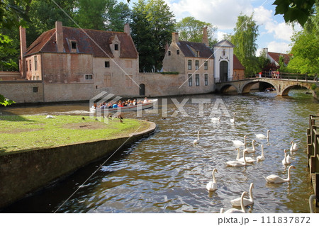 西ヨーロッパのベルギー　ブルージュ（ブルッヘ）の世界文化遺産「フランドル地方のベギン会修道院」の風景 111837872