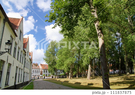 西ヨーロッパのベルギー　ブルージュ（ブルッヘ）の世界文化遺産「フランドル地方のベギン会修道院」の風景 111837875