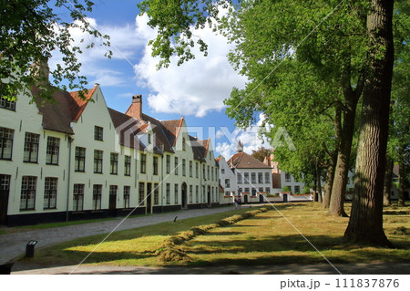 西ヨーロッパのベルギー　ブルージュ（ブルッヘ）の世界文化遺産「フランドル地方のベギン会修道院」の風景 111837876