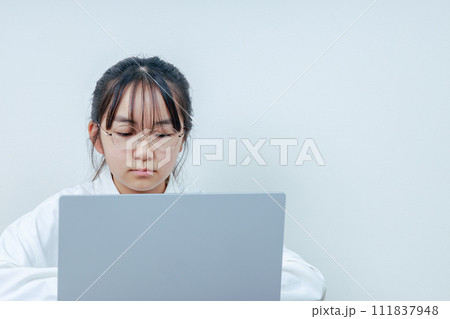 PCで学習する眼鏡をかけた小学生女子 PCで学習する眼鏡をかけた小学生女子 111837948