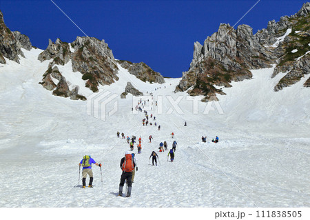 残雪期の木曽駒ヶ岳の千畳敷カール 111838505