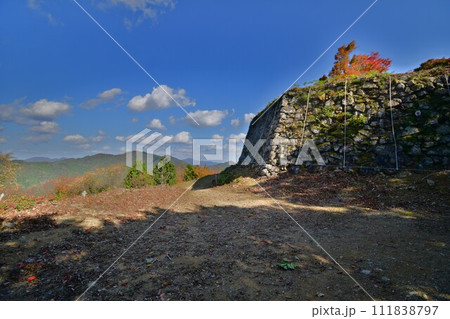 兵庫県豊岡市出石「有子山城」の石垣と曲輪 兵庫県豊岡市出石「有子山城」の石垣と曲輪 111838797
