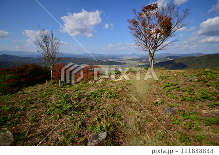 兵庫県豊岡市出石「有子山城」の石垣と曲輪 兵庫県豊岡市出石「有子山城」の石垣と曲輪 111838838