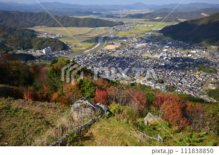 兵庫県豊岡市出石「有子山城」の石垣と曲輪　 111838850