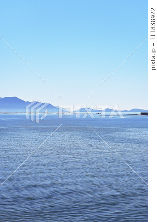 晴れた日の新八幡川橋から見た瀬戸内海 111838922