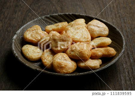 皿に盛ったおかき 皿に盛ったおかき 111839595