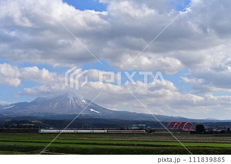 伯耆大山と特急やくも 111839885