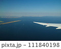 羽田空港　東京湾の景色　東京　滑走路　機窓風景　飛行機の機窓から 111840198