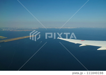 羽田空港　東京湾の景色　東京　滑走路　機窓風景　飛行機の機窓から 111840198