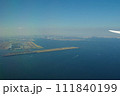 羽田空港　東京湾の景色　東京　滑走路　機窓風景　飛行機の機窓から 111840199