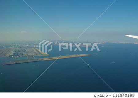 羽田空港 東京湾の景色 東京 滑走路 機窓風景 飛行機の機窓から 羽田空港 東京湾の景色 東京 滑走路 機窓風景 飛行機の機窓から 111840199