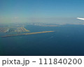 羽田空港　東京湾の景色　東京　滑走路　機窓風景　飛行機の機窓から 111840200