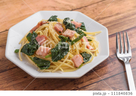 ホウレン草とベーコンのパスタ ホウレン草とベーコンのパスタ 111840836