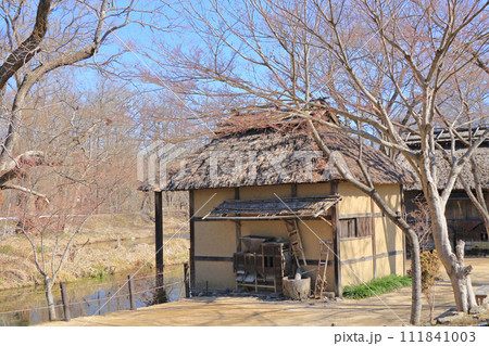 冬の安曇野 河畔の水車小屋 冬の安曇野 河畔の水車小屋 111841003