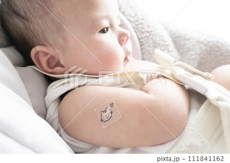 右腕に注射跡の絆創膏を貼っている生後半年のハーフの男の子赤ちゃん 右腕に注射跡の絆創膏を貼っている生後半年のハーフの男の子赤ちゃん 111841162