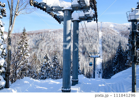 阿仁ゴンドラより森吉山冬景色　秋田県 111841296