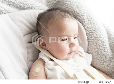 右腕に注射跡の絆創膏を貼っている生後半年のハーフの男の子赤ちゃん 右腕に注射跡の絆創膏を貼っている生後半年のハーフの男の子赤ちゃん 111841352
