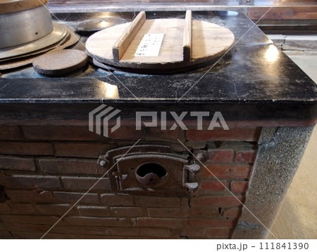 かまど　レンガ　炊事場　台所　蓋　炊飯 111841390