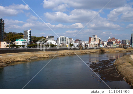 熊本駅周辺の景観 白川橋方向から見た白川河川敷沿いの風景 熊本駅周辺の景観 白川橋方向から見た白川河川敷沿いの風景 111841406