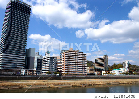 熊本駅周辺の景観 白川橋方向から見た白川河川敷沿いの風景 熊本駅周辺の景観 白川橋方向から見た白川河川敷沿いの風景 111841409