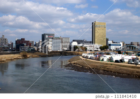 熊本駅周辺の景観 白川橋方向から見た白川河川敷沿いの風景 熊本駅周辺の景観 白川橋方向から見た白川河川敷沿いの風景 111841410