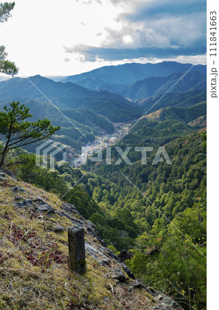 愛知県新城市門谷　秋の鳳来寺山の紅葉 111841663