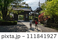 緑豊かな寺院で遊ぶ子供たち 111841927