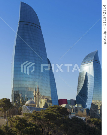 アゼルバイジャン・バクー 青空に映えるフレイムタワー / Baku, Azerbaijan 111842514
