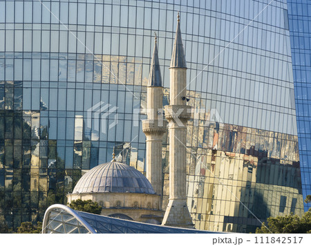 アゼルバイジャン・バクー ガラス張りのビルの手前に立つモスク アゼルバイジャン・バクー ガラス張りのビルの手前に立つモスク 111842517
