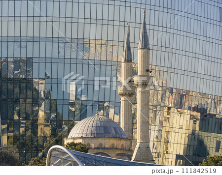 アゼルバイジャン・バクー ガラス張りの巨大ビルの手前に立つモスク アゼルバイジャン・バクー ガラス張りの巨大ビルの手前に立つモスク 111842519