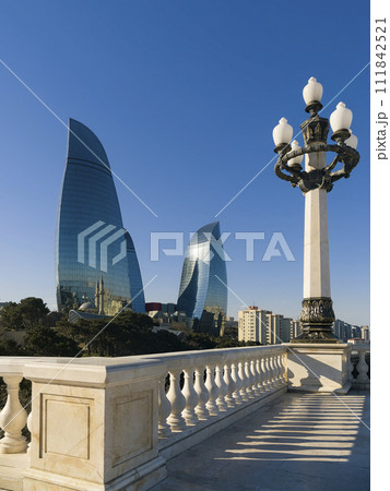 アゼルバイジャン・バクーの青空に映えるフレイムタワー / Flame Towers, Baku 111842521