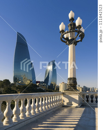 アゼルバイジャン・バクーの青空に映えるフレイムタワー / Flame Towers, Baku 111842523