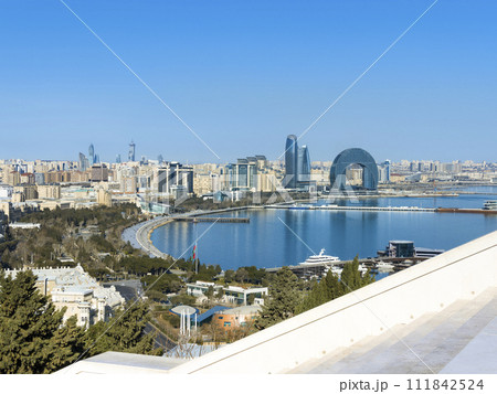 アゼルバイジャン・高台から望むバクーの街並みとバクー湾 / Baku, Azerbaijan 111842524