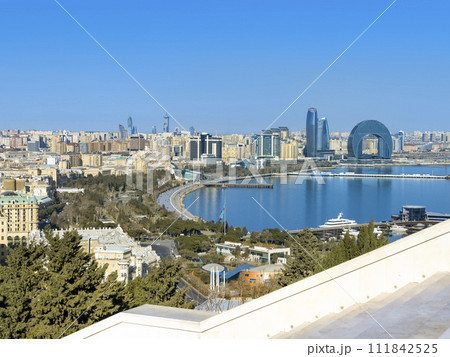 アゼルバイジャン・高台から望むバクーの街並みとバクー湾 / Baku, Azerbaijan 111842525