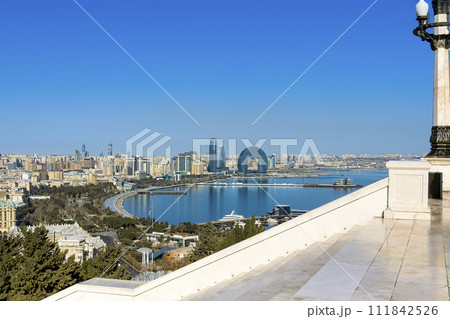 アゼルバイジャン・高台から望むバクーの街並みとバクー湾 / Baku, Azerbaijan 111842526